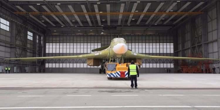 <p>Rusya, 'super bomber' olarak da anılan yeni nesil bombardıman uçağı Tu-160M2 Blackjack'i geçtiğimiz yıl görücüye çıkarmıştı. </p>

<p> </p>
