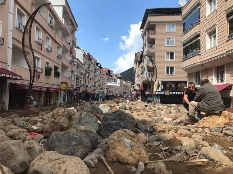 <p>Giresun, Samsun, Rize, Trabzon'da sel meydana geldi. Araçlar yollarda sürüklendi, istinat duvarları çöktü. Sel felaketinde 2'si jandarma 7 kişi yaşamını yitirdi, kaybolan 3'ü jandarma 9 kişiyi arama çalışmaları ise devam ediyor.</p>

<p> </p>

<p>Giresun’u etkisi altına alan sağanak yağış şehrin birçok yerinde su baskınlarına ve tahribata yol açtı.</p>

<p> </p>
