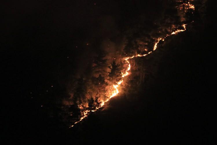 <p>Adana’nın Karaisalı ilçesine bağlı Yerköprü mevkiinde 3 hektarlık alanda Kızılçam ağaçlarının olduğu ormanlık alanda başlayan yangın havadan görüntülendi. Ekiplerin yangına müdahalesi devam ediyor.</p>
