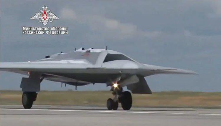 <p>4 bin 800 kilometre menzili olduğu açıklanan  drone'un Moskova Londra arasını iniş yapmadan uçabileceği bilgisinin altı çiziliyor.</p>

<p> </p>
