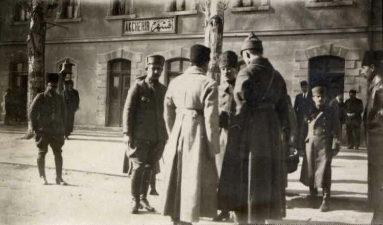 <p>Atatürk'ün Akşehir İstasyonu'nda Garp Cephesi Komutanı İsmet Paşa ve Rus ateşesiyle görüşürken görülüyor.</p>
