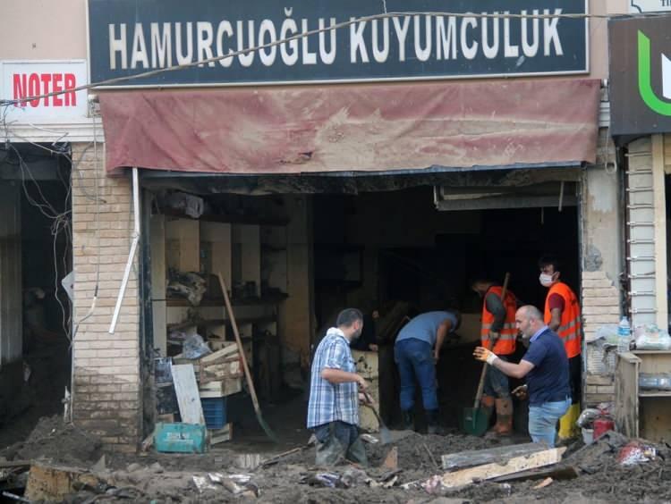 <p>Giresun'un Dereli ilçe merkezinde hafta sonu yaşanan selde iş yeri çamurla dolan kuyumcu çamur içinde altınlarını ararken, başka bir iş yeri sahibi ise çamurlar içinden bulduğu alacak defterini temizleme telaşına düştü.</p>
<p> </p>