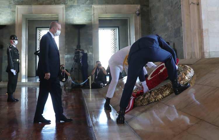 <p>Cumhurbaşkanı Erdoğan, mozoleye çelenk bıraktı.</p>