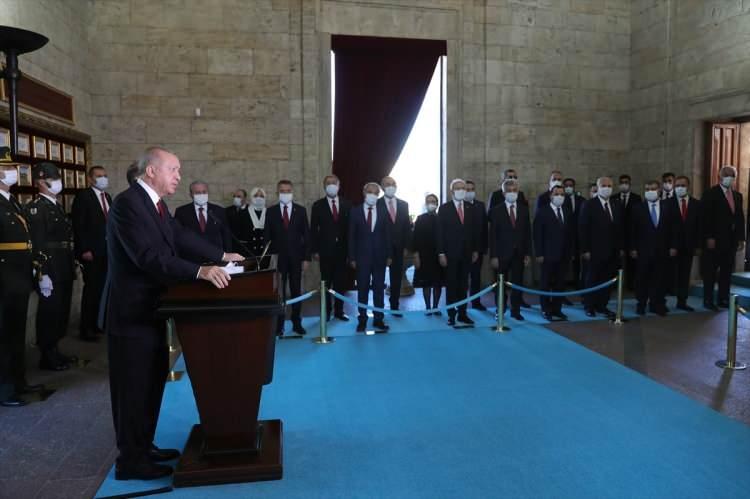 <p>Cumhurbaşkanı Erdoğan, Anıtkabir özel defterini imzaladı.</p>