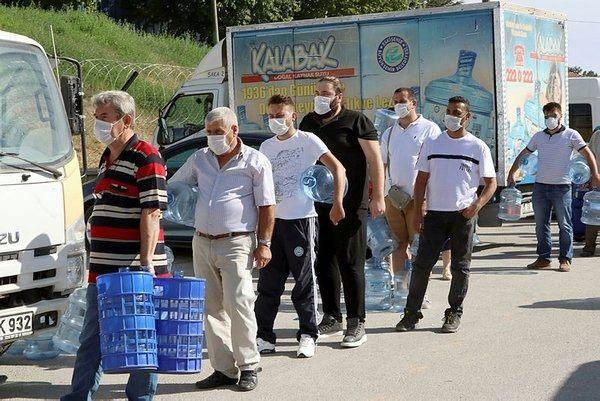 Vatandaşın bidon sırası belediyede istifayı getirdi!