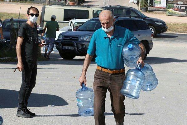 <p>Ara&ccedil;larına y&uuml;kledikledikleri boş damacanalar ile su dağıtım ara&ccedil;larının başında uzun s&uuml;re sıra bekleyen vatandaşlar, yetkililerin bu soruna &ccedil;&ouml;z&uuml;m bulmalarını istedi.</p>

<p>&nbsp;</p>
