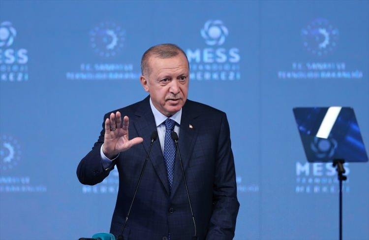 <p>"BAY ROBOTLA GÖRÜŞTÜM SİNYALİ VERİYORUM, YA ALLAH, BİSMİLLAH" </p>
<p>Erdoğan'ın konuşmasının ardından açılışı yapılan fabrikaların bulunduğu illere bağlantı yapıldı. Erdoğan kurdele kesiminde "Her makas sahibi makasına sahip çıksın" dedi. Törende Cumhurbaşkanı Erdoğan'ın yanına robot geldi. Robot Erdoğan'a açılışı gerçekleştireceği tablet bilgisayarı getirdi. Erdoğan tabletin ekranında bulunan butona basarak, "Bay robotla görüştüm sinyali veriyorum, ya Allah, Bismillahö diyerek teknoloji merkezinin açılışını gerçekleştirdi.</p>
