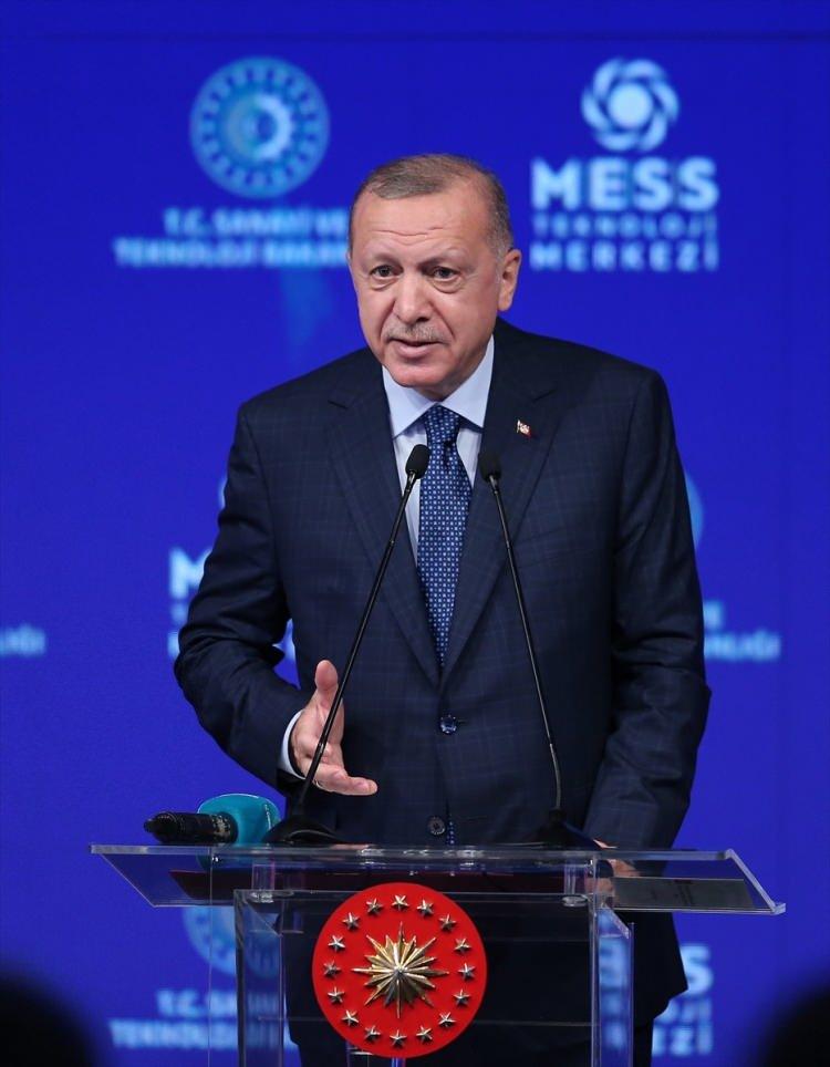<p>MESS Teknoloji Merkezindeki dijital fabrika, talep tahmininden tedarik zincirine, üretim sistemlerinden kalite yönetimine kadar uçtan uca entegre bir altyapıya sahip Türkiye'deki ilk dijital üretim tesisi. Dijital fabrikada kesikli ve seri üretim hatları yer alıyor. Gerçek üretim tesislerinde kullanılan kontrol sistemi ile entegre edilmiş, dünyadaki ilk sanal demir-çelik tesisi MESS Teknoloji Merkezi'nde bulunuyor.</p>
