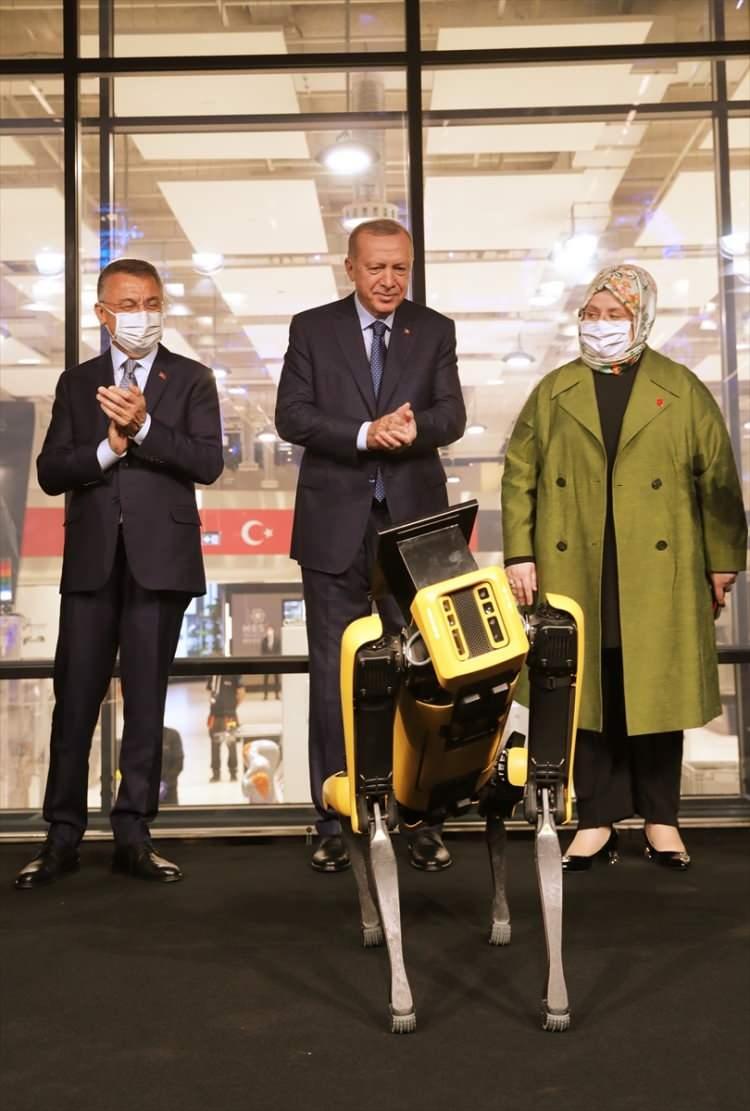 <p><strong>"BAY ROBOTLA GÖRÜŞTÜM SİNYALİ VERİYORUM, YA ALLAH, BİSMİLLAH" </strong></p>
<p>Erdoğan'ın konuşmasının ardından açılışı yapılan fabrikaların bulunduğu illere bağlantı yapıldı. Erdoğan kurdele kesiminde "Her makas sahibi makasına sahip çıksın" dedi. Törende Cumhurbaşkanı Erdoğan'ın yanına robot geldi. Robot Erdoğan'a açılışı gerçekleştireceği tablet bilgisayarı getirdi. Erdoğan tabletin ekranında bulunan butona basarak, "Bay robotla görüştüm sinyali veriyorum, ya Allah, Bismillahö diyerek teknoloji merkezinin açılışını gerçekleştirdi.</p>