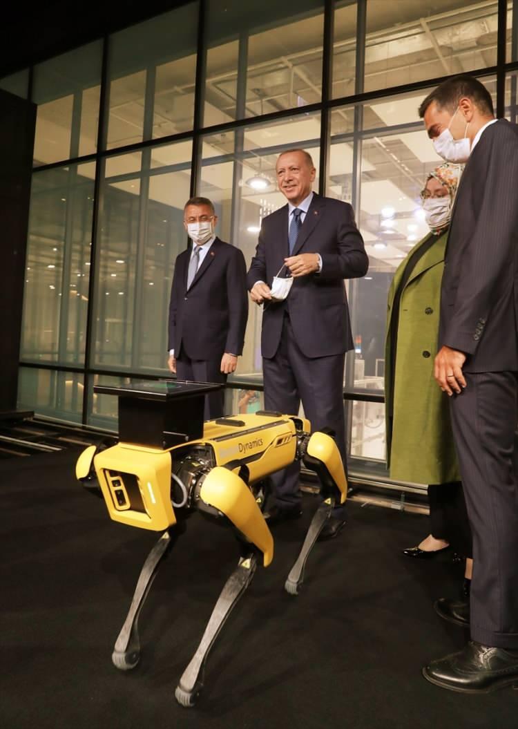 <p>Merkez, Türkiye'nin en kapsamlı 'Sanayide Dijital Dönüşüm Müfredatı'nı sunuyor. Eğitimler; yöneticiler, mühendisler, operatörler olmak üzere her seviyeden çalışanı kapsamasıyla benzer programlardan ayrışıyor. 5 yılda 250 bin kişiye, toplamda 2 milyon saatten fazla eğitim verilecek.</p>
