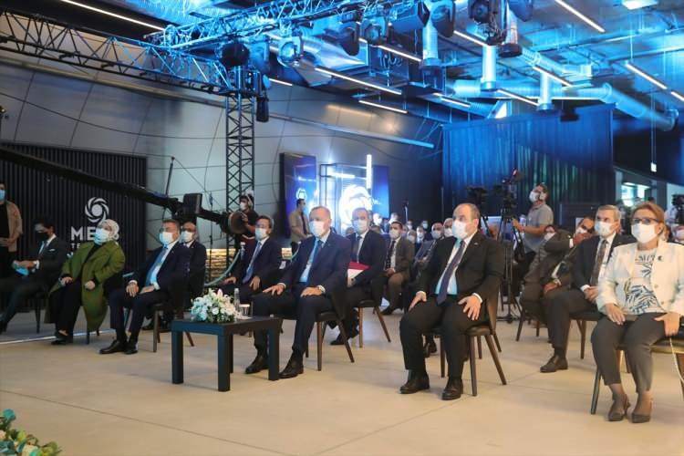 <p>İşletmelerin dijtal dönüşümde hangi aşamada olduklarının tespit edilmesi de verilen hizmetler arasında bulunuyor. İşletmelerin, dönüşüm sürecinde ilerlemesi için bir yol haritası da çıkarılıyor. Bu hizmet, dünyadaki en büyük 'sanayide dijital dönüşüm' çalışması olma özelliğini taşıyor.</p>