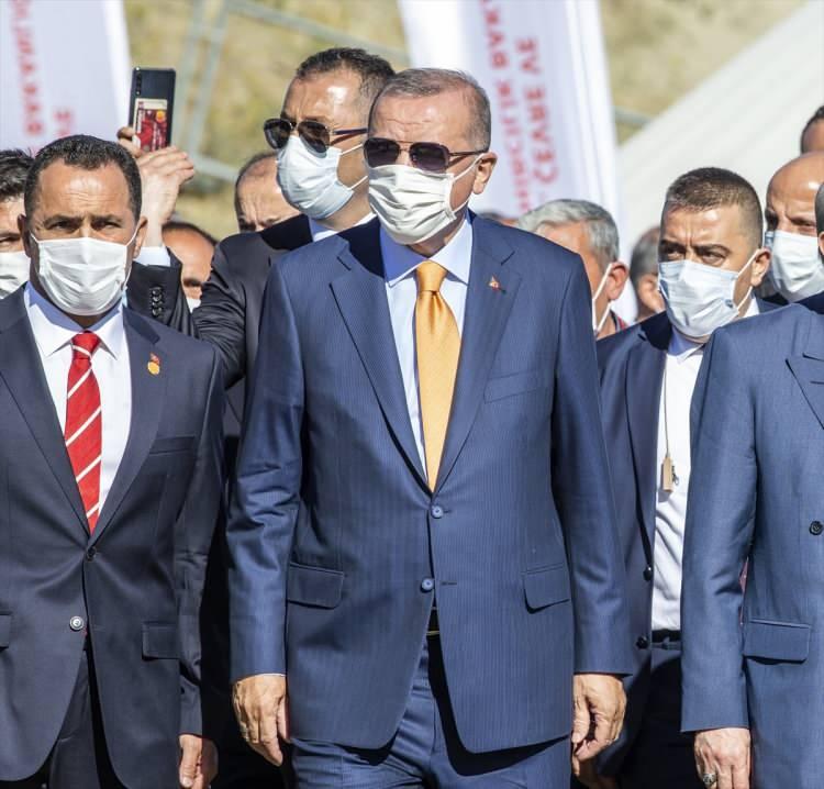 <p>Erdoğan mezarlık ziyareti sonrası beraberindekilerle Çarho mevkindeki ‘1071 Sultan Alpaslan Ahlat Otağı’na geçerek etkinlik alanını ziyaret etti. Burada kendisini karşılayan jandarma mehteran takımı ve davetlileri selamlayan Erdoğan, ardından büyük han çadırına geçti. </p>
