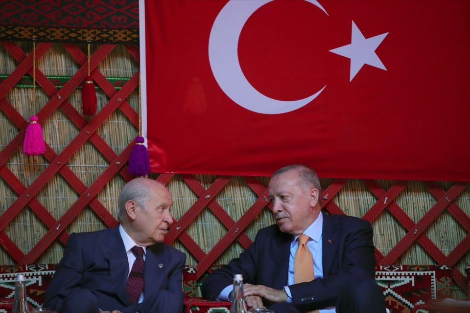 <p>Türkiye Cumhurbaşkanı Recep Tayyip Erdoğan, Malazgirt Zaferi'nin 949. yıl dönümü dolayısıyla Ahlat'ta düzenlenen programlara katılmak üzere geldiği Bitlis'te, etkinlik alanındaki Han Çadırını ziyaret etti.</p>
<p> </p>