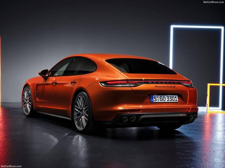 <p>Porsche'nin yeni donanım seçenekleri arasında 20 ve 21 inçlik jantlar sunduğunu da belirtelim. Aileye yeni katılan Turbo S, kendisine has far takımı ve spor egzoz sistemi ile birlikte gelecek. Alman mühendisler bu egzoz sisteminin <strong>"daha net V8 sesi"</strong> vereceğinin altını çiziyor. Aynı sistem GTS modelinde de standart olarak karşımıza çıkacak.</p>
<p> </p>
<p> </p>