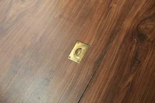 <p>Dairesinde duş gayet kullanışlıydı. Genç adam bir gün duştan çıktıktan sonra bir kapak buldu.</p>
<p> </p>