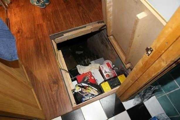 <p>Depodan aşağı inmeye karar verdi.</p>
<p> </p>