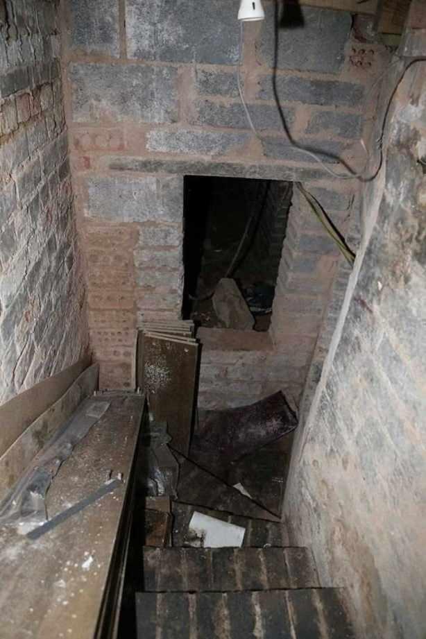 <p>Daha sonra arkadaşlarıyla birlikte yeniden buraya girdiğinde 19. yüzyıldan kalma olduğu tahmin edilen zindan ile karşılaştı.</p>
<p> </p>