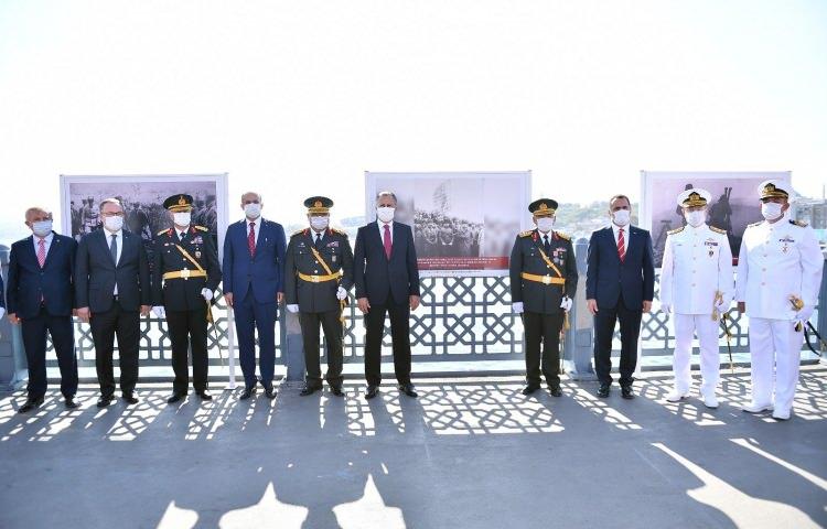 <p>Buradan geçenlere bu günü anlatan bir kartpostal vermek suretiyle hatıra sunmak istedik. Zafer Bayramımız kutlu olsun” dedi.</p>