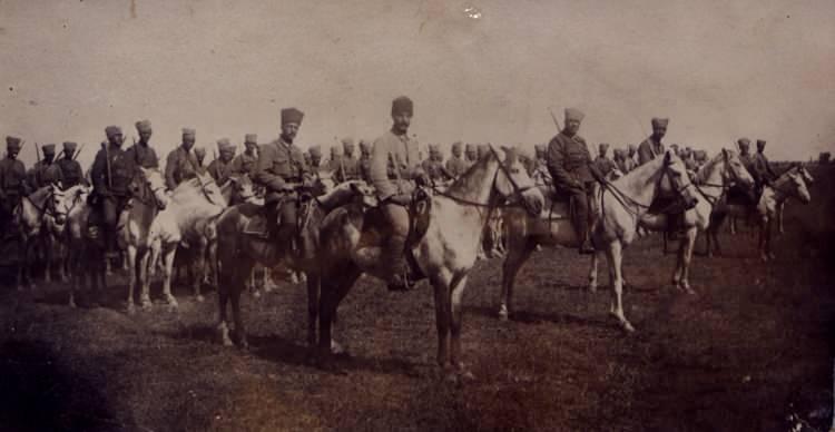 <p>Fotoğrafta bir süvari birliğinin safta duruşu görülüyor. </p>
