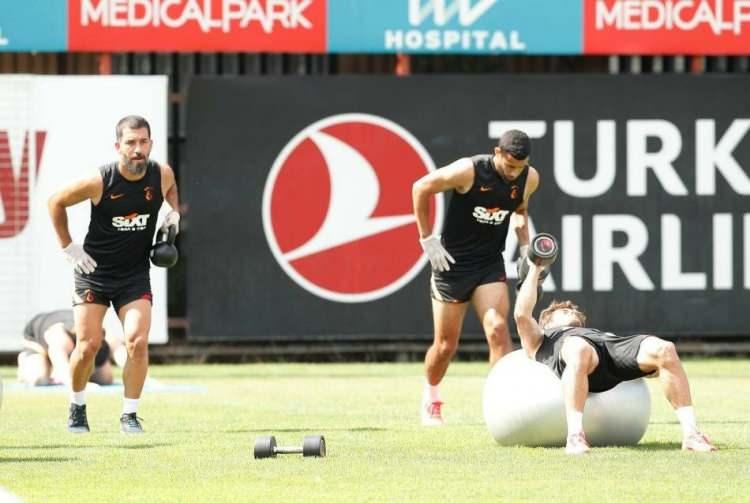 <p>ARDA TURAN</p>
<p>Tam anlamıyla beklentileri karşılıyor. Fiziksel eksikliği ve uzun zamandır oynamadığı için oyun eksikliği dikkat çekiyor. Ancak mental olarak hazır olması, abilik yapması, takımı etrafında toplaması taktir topluyor.</p>
