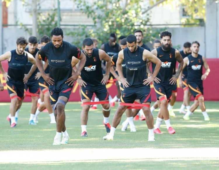 <p>BELHANDA</p>

<p>İstenmediğini bildiği için her zamanki gibi... Ancak Emre Akbaba'nın 10 numaraya bu kadar yakın olduğu dönemde bu kadar beklentilerden uzak kalması Terim'i kızdırıyor.</p>
