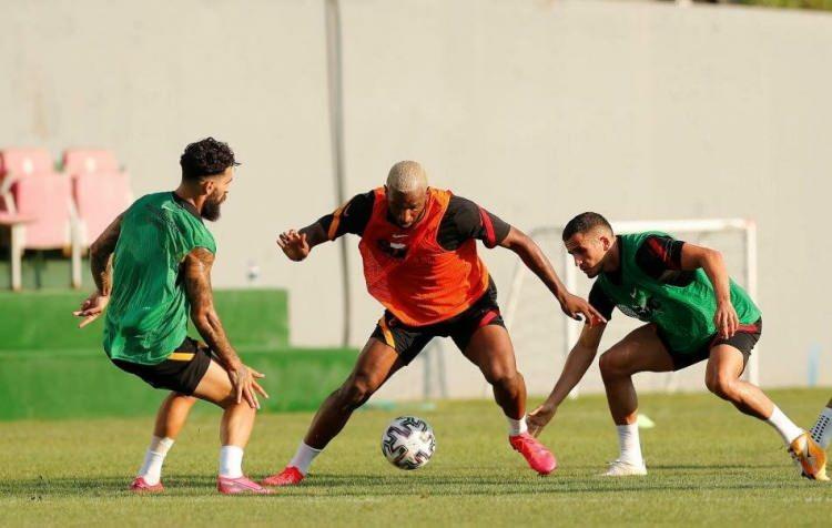 <p>RYAN BABEL</p>
<p>Bambaşka bir havada... Kalmak istiyor gibi çalışıyor. Gitmek istiyor gibi davranıyor. Terim'le ve teknik heyetle sürekli didişiyor. Ruh hali takımı etkiliyor.</p>
