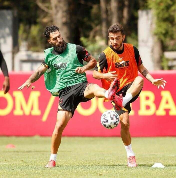 <p>YUNUS AKGÜN, JIMMY DURMAZ VE SEKIDIKA</p>
<p>Bize takım bulunsa da gitsek havasında, vasatın altındalar....</p>