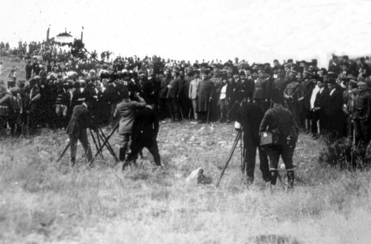 <p>30 Ağustos Zafer Bayramı, İstanbul'da Taksim Meydanı'nda törenlerle kutlandı. Kalabalık, törenleri Topçu Kışlası yanında ve kışla kuleleri üzerinden izledi.</p>

<p>- 30 Ağu 1934</p>
