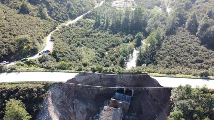 <p>Giresun'da Dereli, Doğankent ve Yağlıdere ilçeleri başta olmak üzere birçok bölgenin etkilendiği selde kayıp olan jandarma personelleri ile vatandaşların bulunması için helikopter destekli arama çalışması devam ediyor. Heyelan nedeniyle yıkılan Doğankent yolunda ulaşım sağlanamıyor.</p>

<p> </p>

