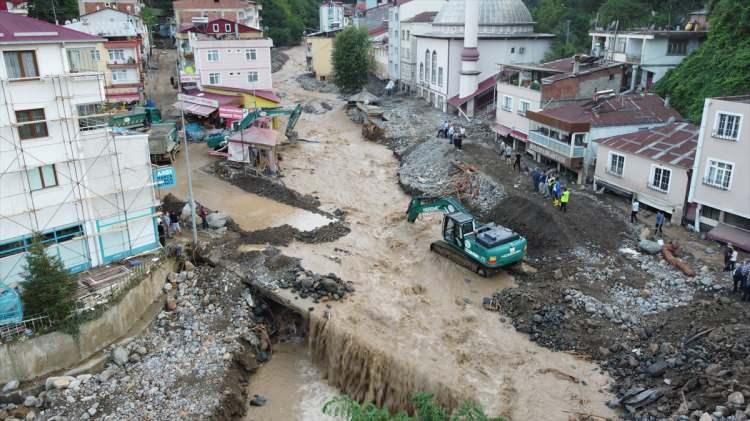 <p>İl&ccedil;ede d&uuml;n gece şiddetli yağışın ardından meydana gelen selde, Dereli il&ccedil;esini Sivas'a bağlayan k&ouml;pr&uuml; yıkıldı.&nbsp;</p>
