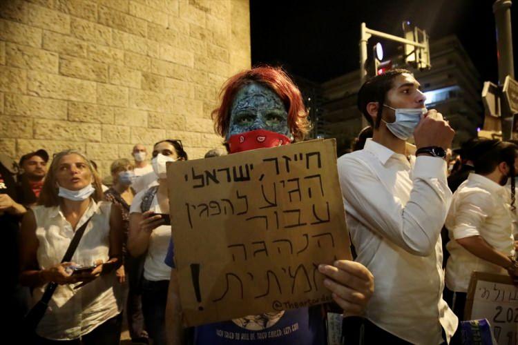 <p>Netanyahu maskesi takan bir göstericinin mahkum kıyafeti giymesi ve ellerinin kelepçeli olması dikkati çekti. </p>
