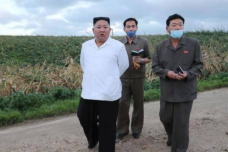 <p>Dünyanın en dışa kapalı ülkesi Kuzey Kore ve lideri Kim Jong-un, dünya gündemini sarsmaya devam ediyor. Kim Jong-un, geçtiğimiz günlerde uzun süre ortalarda görünmemesi yüzünden komaya girdiği, hatta öldüğü söylentileriyle gündeme gelmişti.</p>
