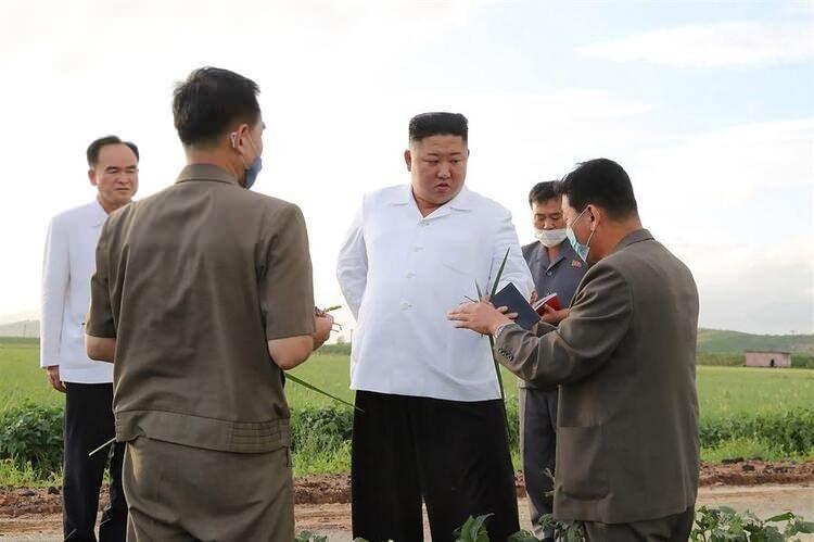 <p>Kim Jong-un, Kuzey Kore - Çin arasındaki sınıra 1 kilometreden fazla yaklaşan herkesin kim olduğuna bakılmadan sorgusuzca vurulmasını emretti!</p>