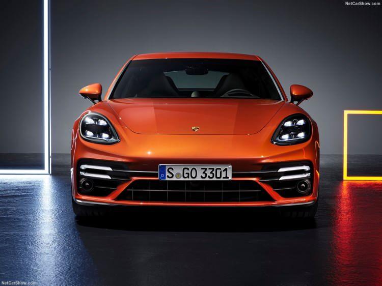 <p>Panamera ailesinin yeni üyelerinden biri de Panamera 4S E-Hybrid olacak. Bir adet elektrik motoru ile çift turbolu 2.9 litrelik V6 motoru birleştiren plug-in hibrit model, 560 bg güç ve 750 Nm tork üretebiliyor. Launch control sistemi ile birlikte 0-100 km/sa hızlanmasını 3.7 saniyede tamamlayabilen model, 298 km/sa maksimum sürat ile sınırlandırılmış. Bu da kendisini, artık ailenin bir parçası olmayan, Panamera Turbo ile "neredeyse" eşdeğer yapıyor.</p>

<p> </p>

<p> </p>
