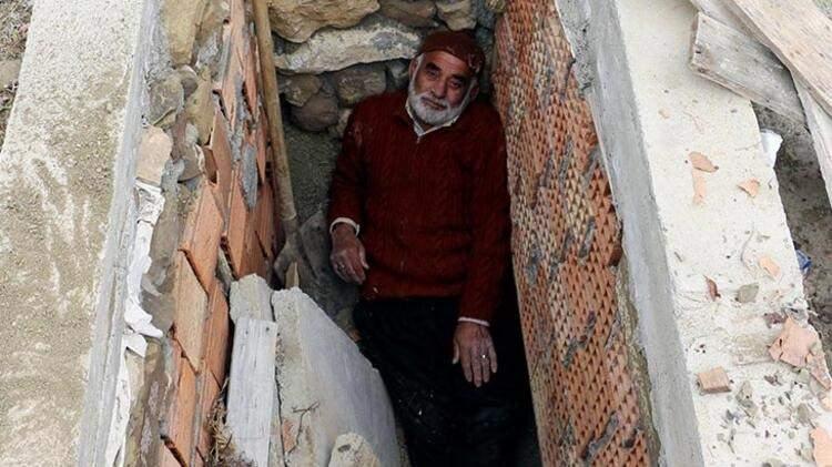 <p>Kahramanmaraş&rsquo;ta 5 yıl &ouml;nce elleriyle kendi mezarını kazıp mezar taşına ismini yazdıran Cuma Altun (77), yaşlılığa bağlı olarak d&uuml;n hayatını kaybetti.</p>

<p>&nbsp;</p>
