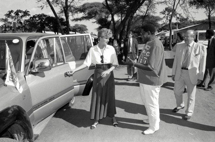 <p>Prens William ve Prens Harry oğullarıdır. Kraliyet'in bazı katı kurallarının aksine hareket etmesiyle hatırlanan Galler Prensesi Diana, 1981 yılında evlendiği eşi Prens Charles'den 1996 yılında boşandı.</p>