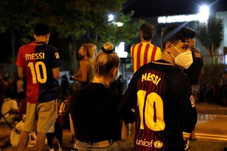 <p>"Hukuki dayanağı yok" </p>
<p>Barcelona cephesi ise Messi'nin bu girişiminin hukuki dayanağı olmadığını savunuyor. İspanyol basını, söz konusu özel maddenin 'ayrılığın 1 yıl önceden haber verilmesi durumunda serbest kalma bedeli ortadan kalkıyor' şeklinde duyurdu.</p>