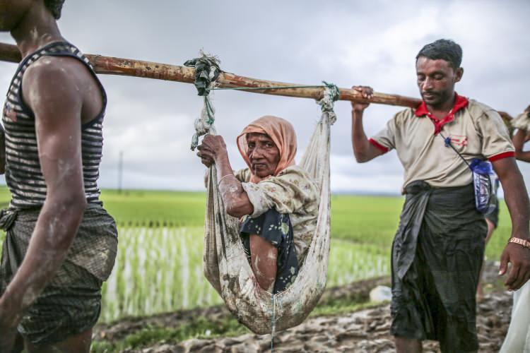 <p>Myanmar ordusunun, 25 Ağustos 2017'de silahlı militanlarla mücadele gerekçesiyle Arakan eyaletinde sivillere yönelik katliamının üzerinden geçen 3 yıla rağmen Arakanlı Müslümanların çektiği acılar son bulmadı.</p>

<p> </p>
