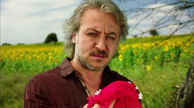 <p>Devamında Al Yazmalım ve 20 Dakika gibi projelerde rol aldı. Bu yıllarda baba oldu. Oğlu Rüzgar Mavi, Ezel'in oynamaya başladığı 2009 yılında dünyaya geldi.</p>