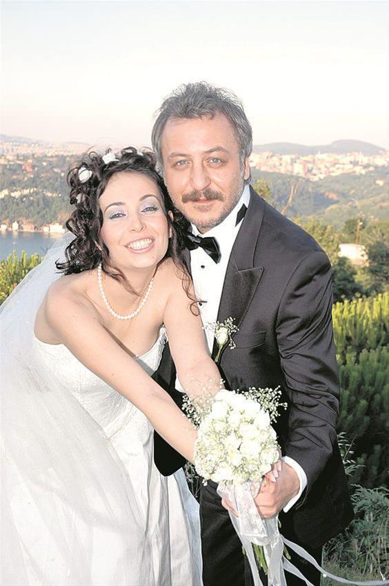 <p>2006 yılında Kocaeli Şehir Tiyatroları'nda beraber çalıştığı ve aynı okuldan mezun olduğu Esra Ronabar ile evlendi. 14 yıldır evliler.</p>
