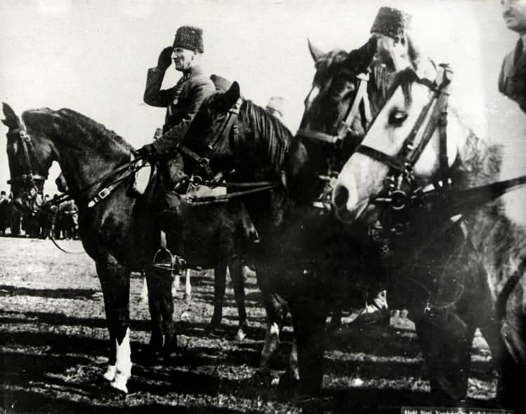 <p>Fotoğrafta Atatürk'ün bir merasim kabul anındaki fotoğrafı görülüyor.</p>