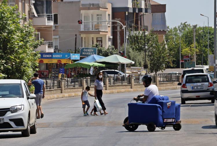 <p>Antalya'da aracının üstünü kesip havuza dönüştürdükten sonra trafikte havuz keyfi yapan, ardından da başka bir aracının üzerini teras gibi kullanarak bagaj kısmında mangal keyfi yapan oto aksesuarcısı Murat Tokmak, bu sefer koltuktan motosiklet yaptı. Tokmak, amacının koltuğu Konyaaltı sahiline getirerek valeye park ettirmek olduğunu söyledi.</p>
