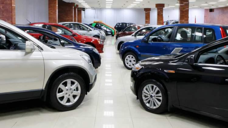 <p>BMW, Mercedes gibi pahalı markaların küçük motorlu modellerinde önemli artışlar olacak. Örneğin Audi A3 Cabrio'da 46 bin liralık vergi kaynaklı yükseliş fiyatlara yansıyacak.</p>