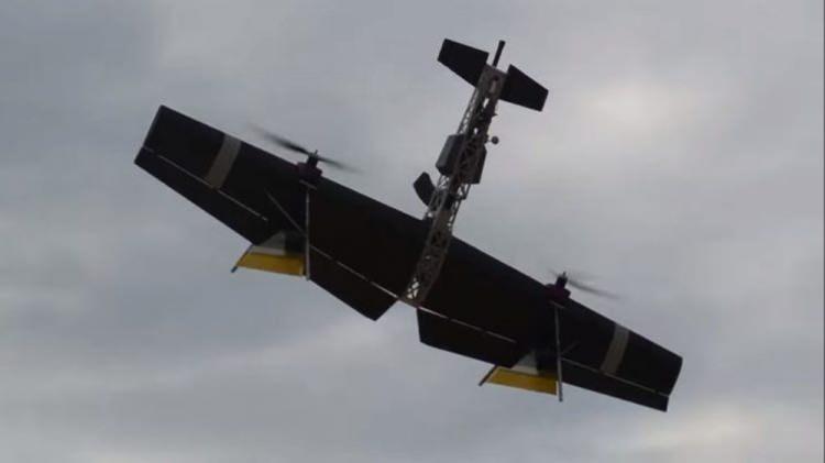 <p><strong>'DRONE KALAŞNİKOF'UN GÖRÜNTÜLERİ YAYINLANDI</strong></p>
<p><br />
Firma dronea dair 2 video yayınladı. 'Drone kalaşnikof'un bir hedef takip ettiği sırada, uçuş halindeyken atış yapabildiğini duyuran firma, dronenun 40 dakika havada kalabildiğini belirtti.</p>