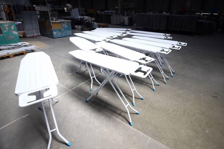 <p><strong>- "10 milyonun üzerinde ütü masası sattık"</strong></p>
<p>Robot destekli elektrostatik toz boya, tam otomatik kurutmalık üretimi ve uluslararası normlara uygunluğu ve sağlamlığı garanti edilen merdiven üretim hatlarına sahip olduklarını vurgulayan Çimen, zamanla Rusya'da da bir fabrika kurduklarını anlattı. Çimen, şöyle devam etti: </p>
<p> </p>