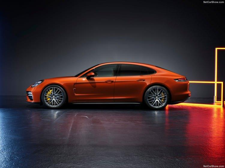<p>Kabin içerisinde ise dikkatleri ilk olarak yeni direksiyon ve pedallar çekiyor. Panamera gamının yeni çileği olan Turbo S ise GT Sport direksiyona sahip olacak. Diğer versiyonlarda opsiyonel olarak bulunacak bu direksiyon, F1 viteslerini orijinal deri ile kaplıyor. Donanım paketine göre 8, 14 ya da 18 farklı ayarlanabilir koltuk seçeneği ile gelecek Panamera modelleri, 21 hoparlörlü Bang & Olufsen ses sistemi ile kulaklarınızın pasını atacak.</p>

<p> </p>

<p> </p>
