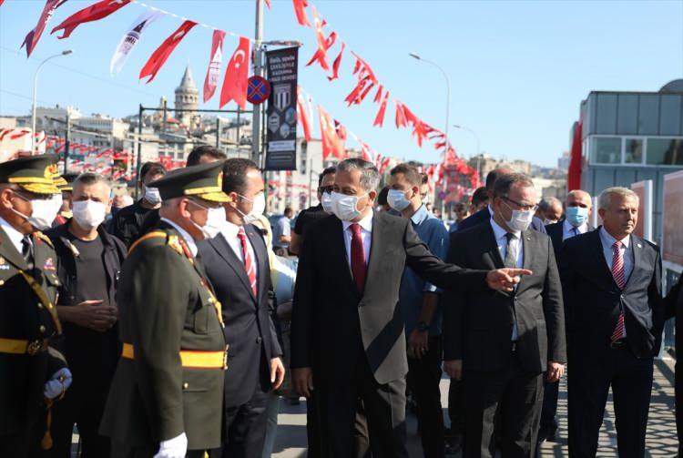 <p>Sergiyi gezen Vali Yerlikaya, “Milletçe Zafer Bayramımızın 98. yılını idrak ediyoruz. Bize bu şanlı zaferi armağan eden Başkomutan Gazi Mustafa Kemal Atatürk başta olmak üzere Büyük Millet Meclisimizin saygıdeğer üyeleri, kahraman ordumuzun tüm askerlerini minnetle, şükranla yad ediyorum. </p>
