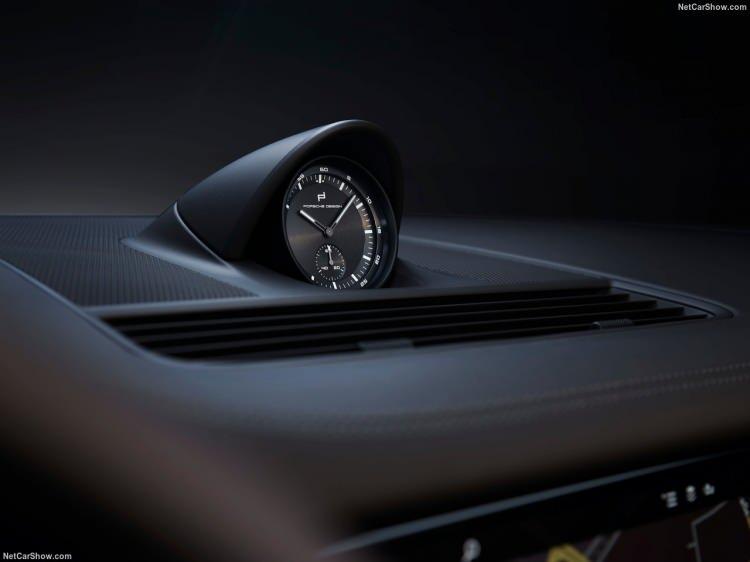 <p>Panamera ailesine eklenen yeni üyeler şimdilik bu kadar. Gözlerimizi standart Panamera'ya çevirdiğimizde ise, tek turbolu 3.0 litrelik motorun ortadan kalktığını fark ediyoruz. Alman üretici motorun yerini çift turbolu 2.9 litrelik bir V6 ile doldurmuş. Bu ünite 330 bg güç ve 450 Nm tork üretebiliyor.</p>
<p> </p>
<p> </p>