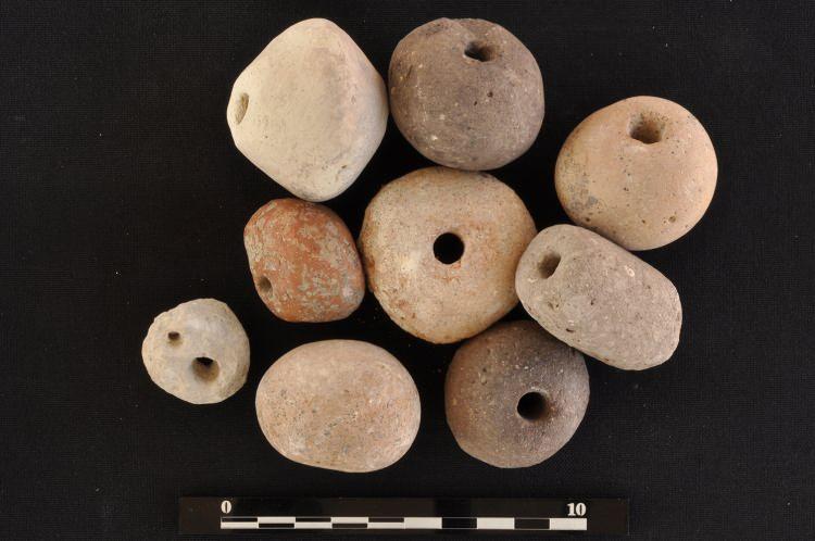 <p>Denizli'nin Çal ilçesindeki Ekşi Höyük'te yürütülen kazılarda, dokumacılıkta kullanıldığı değerlendirilen 8 bin 600 yıllık kemikten iğne ve ip eğirmeye yarayan yuvarlak taşlar bulundu. </p>
