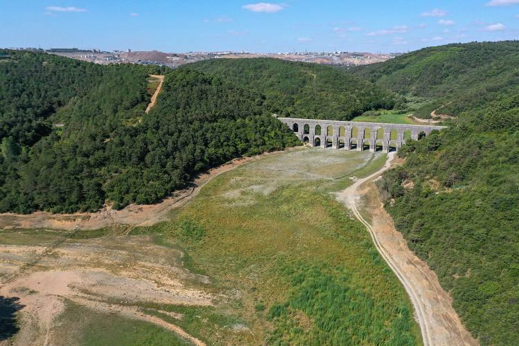 <p>İstanbul'a su sağlayan 10 barajdaki doluluk oranı yüzde 48,92 olarak ölçülürken, bu oran kayıtlara son 10 yıldaki en düşük 2. doluluk olarak yansıdı.</p>
<p> </p>